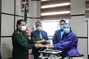 تقدیر رئیس سازمان بسیج جامعه پزشکی به همراه مدیر روابط عمومی سپاه فجر فارس از مسئول روابط عمومی بیمارستان حضرت علی اصغر(ع)
